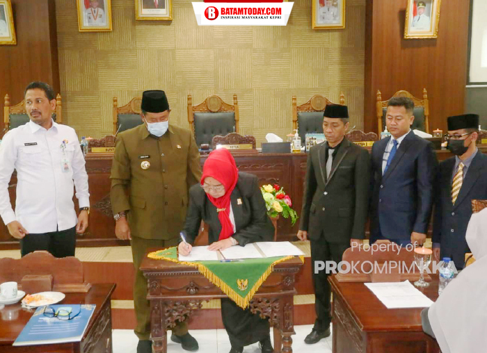 Ketua DPRD Anambas, Hasnidar menandatangani draft Ranperda APBD 2023